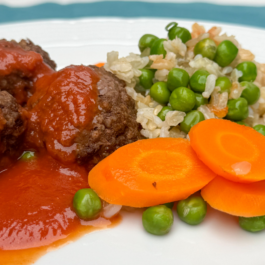 ALBONDIGAS CON SALSA DE TOMATE, VEGETALES Y ARROZ INTEGRAL ESTILO PILAF – (CL01)