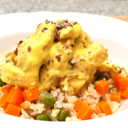 CAZUELITA DE POLLO AL CURRY CON ARROZ INTEGRAL ESTILO PILAF CON FRUTOS SECOS Y VEGETALES – (CL13)