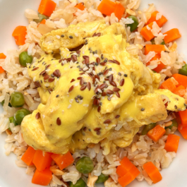 CAZUELITA DE POLLO AL CURRY CON ARROZ INTEGRAL ESTILO PILAF CON FRUTOS SECOS Y VEGETALES – (CL13)