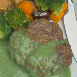 HAMBURGUESA DE CARNE CON CREMA DE ESPINACA Y MIX DE VEGETALES ASADOS – (CL02)