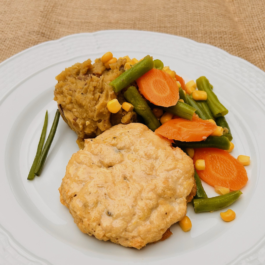 HAMBURGUESA DE POLLO CON PURÉ DE BATATA Y PANACHE DE VEGETALES – (CL03)