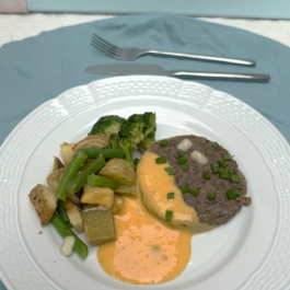 MEDALLÓN DE QUINOA Y LENTEJA CON CREMA DE ZANAHORIA Y MIX DE VEGETALES ASADOS – (VG04)