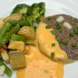 MEDALLÓN DE QUINOA Y LENTEJA CON CREMA DE ZANAHORIA Y MIX DE VEGETALES ASADOS – (VG04)