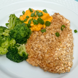 MILANESA DE CARNE CON REBOZADO DE AVENA, BRÓCOLI Y PURÉ CREMOSO DE CALABAZA CON CHIA – (CL06)