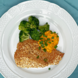 MILANESA DE CARNE CON REBOZADO DE AVENA, BRÓCOLI Y PURÉ CREMOSO DE CALABAZA CON CHIA – (CL06)