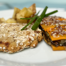 MILANESA DE POLLO CON REBOZADO DE AVENA, PAPAS AL ROMERO Y MILHOJAS DE VEGETALES CON CROUTE DE SEMILLAS – (CL05)