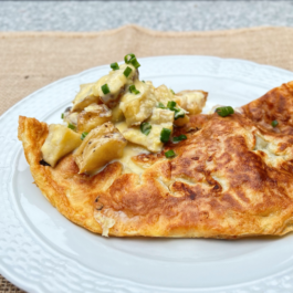 OMELETTE DE ESPINACA CON PAPAS CUBIERTAS DE CREMA DE CHOCLO – (VG19)