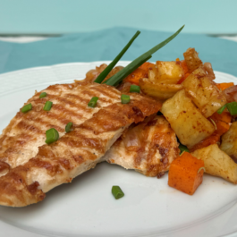 PECHUGUITA MACERADA EN ESPECIAS, GRILLADA, CON VEGETALES AL PIMENTÓN – (CL11)