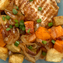 PECHUGUITA MACERADA EN ESPECIAS, GRILLADA, CON VEGETALES AL PIMENTÓN – (CL11)