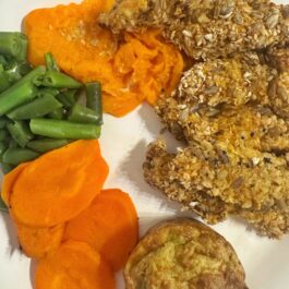POLLO CRISPY CON CREMA DE ZANAHORIA, MUFFINS DE ZUCCHINI Y VEGETALES AL VAPOR – (CL12)