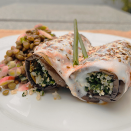 ROLLITO DE BERENJENA VEGGIE RELLENO DE QUINOA, ESPINACA Y MOZZARELLA, CON LENTEJAS – (VG16)