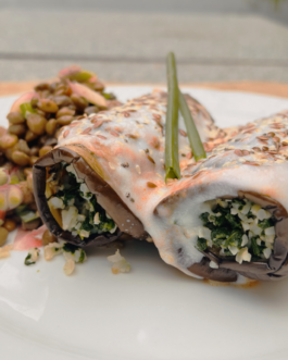 ROLLITO DE BERENJENA VEGGIE RELLENO DE QUINOA, ESPINACA Y MOZZARELLA, CON LENTEJAS – (VG16)