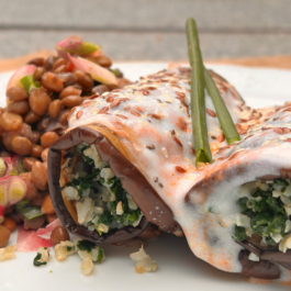 ROLLITO DE BERENJENA VEGGIE RELLENO DE QUINOA, ESPINACA Y MOZZARELLA, CON LENTEJAS – (VG16)