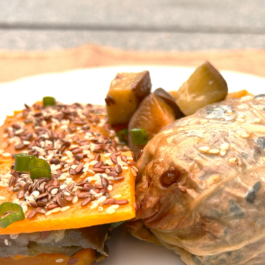 ROLLITO DE REPOLLO RELLENO DE CARNE Y ESPINACA, CON BATATAS Y MILHOJA DE VEGETALES – (CL17)