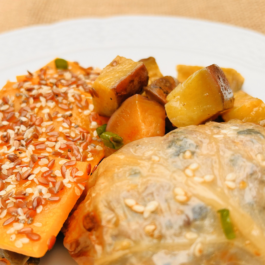 ROLLITO DE REPOLLO RELLENO DE CARNE Y ESPINACA, CON BATATAS Y MILHOJA DE VEGETALES – (CL17)