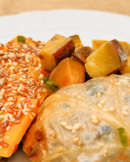 ROLLITO DE REPOLLO RELLENO DE CARNE Y ESPINACA, CON BATATAS Y MILHOJA DE VEGETALES – (CL17)