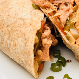 WRAP INTEGRAL DE CARNE DE CERDO MAGRA BRESEADA Y VEGETALES CON ADEREZO AHUMADO – (CL21)