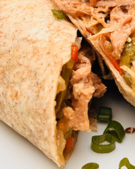 WRAP INTEGRAL DE CARNE DE CERDO MAGRA BRESEADA Y VEGETALES CON ADEREZO AHUMADO – (CL21)