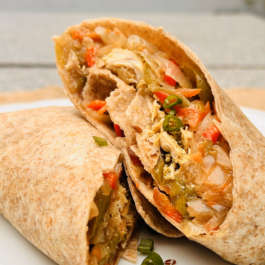 WRAP INTEGRAL DE POLLO Y VEGETALES CON ADEREZO ESPECIADO – (CL22)
