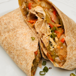 WRAP INTEGRAL DE POLLO Y VEGETALES CON ADEREZO ESPECIADO – (CL22)