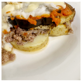 MOUSSAKA (pastel de berenjena y papa con relleno de carne picada, salsa de tomate y queso)