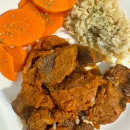 GOULASH CON ARROZ INTEGRAL Y ZANAHORIA AL VAPOR