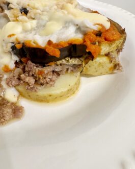 MOUSSAKA (pastel de berenjena y papa con relleno de carne picada, salsa de tomate y queso)